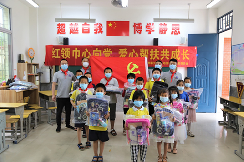 紅領(lǐng)巾心向黨，愛(ài)心幫扶共成長(zhǎng)，開(kāi)展愛(ài)心助學(xué)捐贈(zèng)活動(dòng)